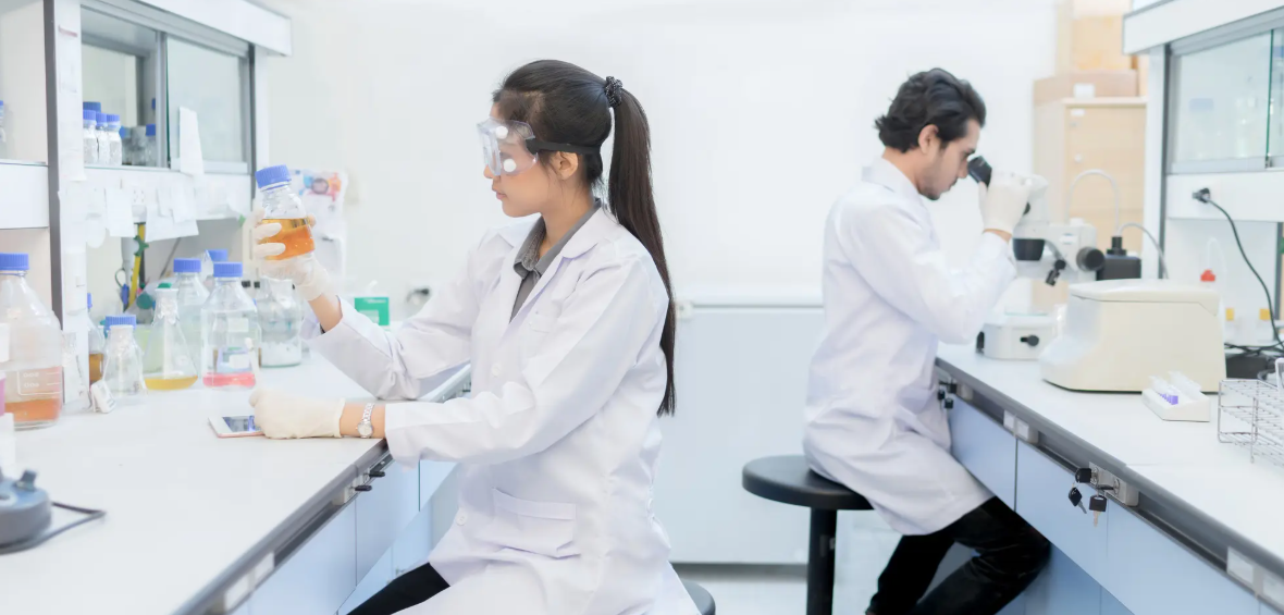 Penelitian ini membahas analisis kualitas air Sungai Karang Mumus Kota Samarinda menggunakan perbandingan hasil pengujian laboratorium dan sistem monitoring online berdasarkan parameter fisika dan kimia air.